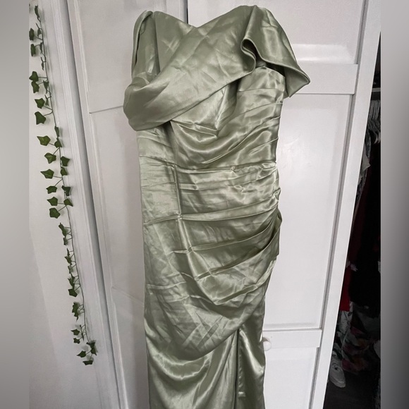 Sage green dress with long dress tail 
Off the shoulders - Picture 1 of 4